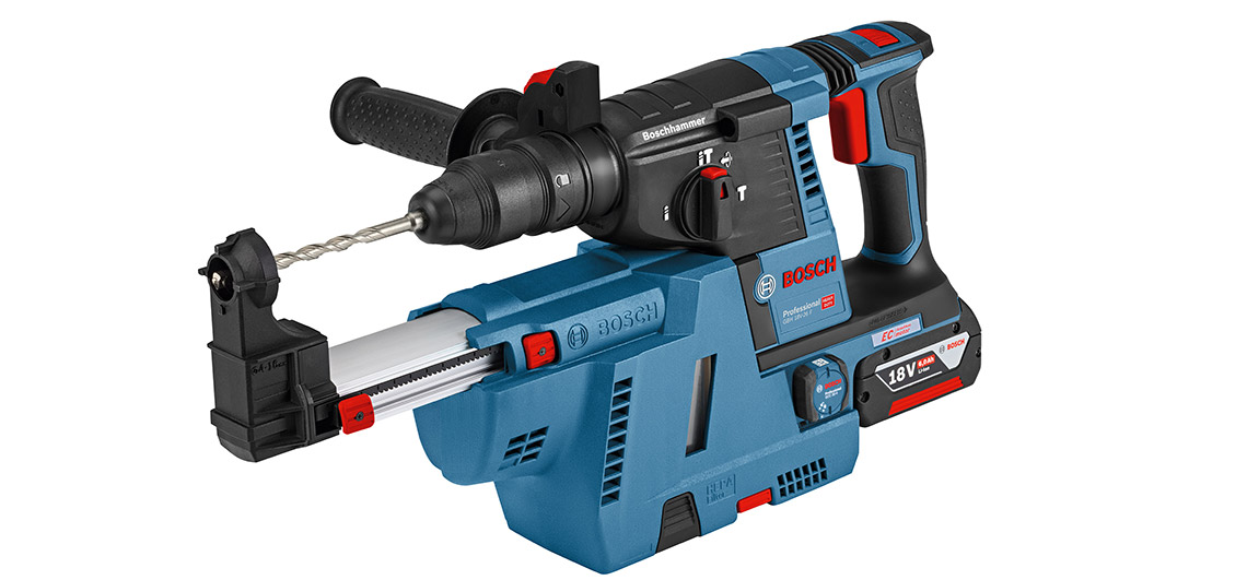 Blauer Bosch Professional Akku-Bohrhammer mit schwarzem Bohrer, auf hellem Hintergrund.