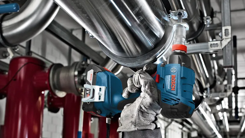 Mano enguantada utilizando herramienta Bosch .