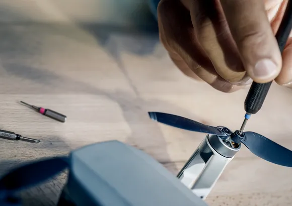 Punta de destornillador de precisión Bosch para reparación de electrónica.