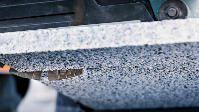 Taladro de diamante que realiza un agujero preciso en una losa de piedra gruesa.