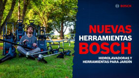 Hombre sentado en el césped con herramientas Bosch para jardín detrás.