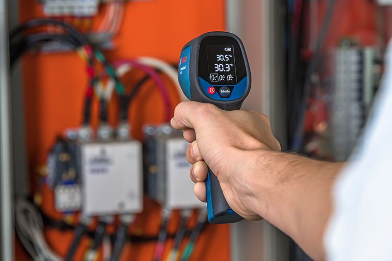 Panel de control con termómetro infrarrojo.