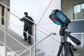 El nivel láser alinea la barandilla de la escalera.