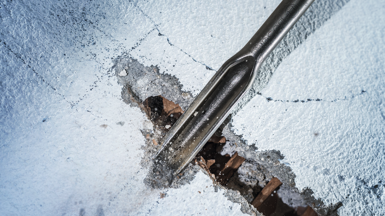 Cincel rompiendo hormigón para trabajos de demolición.