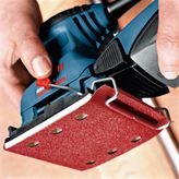 Lijadora orbital Bosch GSS 140 A con accesorio de lija.