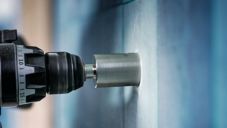 Perfore con una broca un orificio circular en una lámina de vidrio.