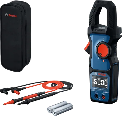 Sada digitálních klešťových měřičů Bosch s kabely, pouzdrem a bateriemi AA.
