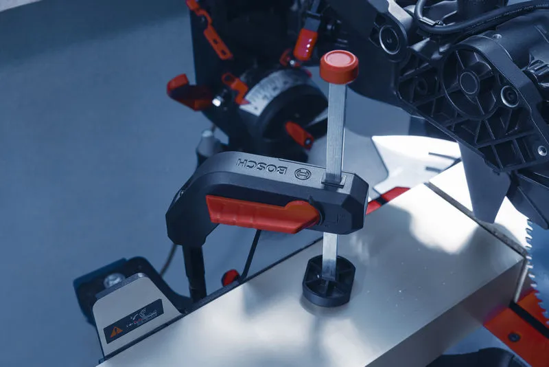 Pokosová pila upíná kovový kus, viditelný štítek EXCM341-305GD.