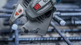 Elektrické nářadí řezá výztuž na staveništi.