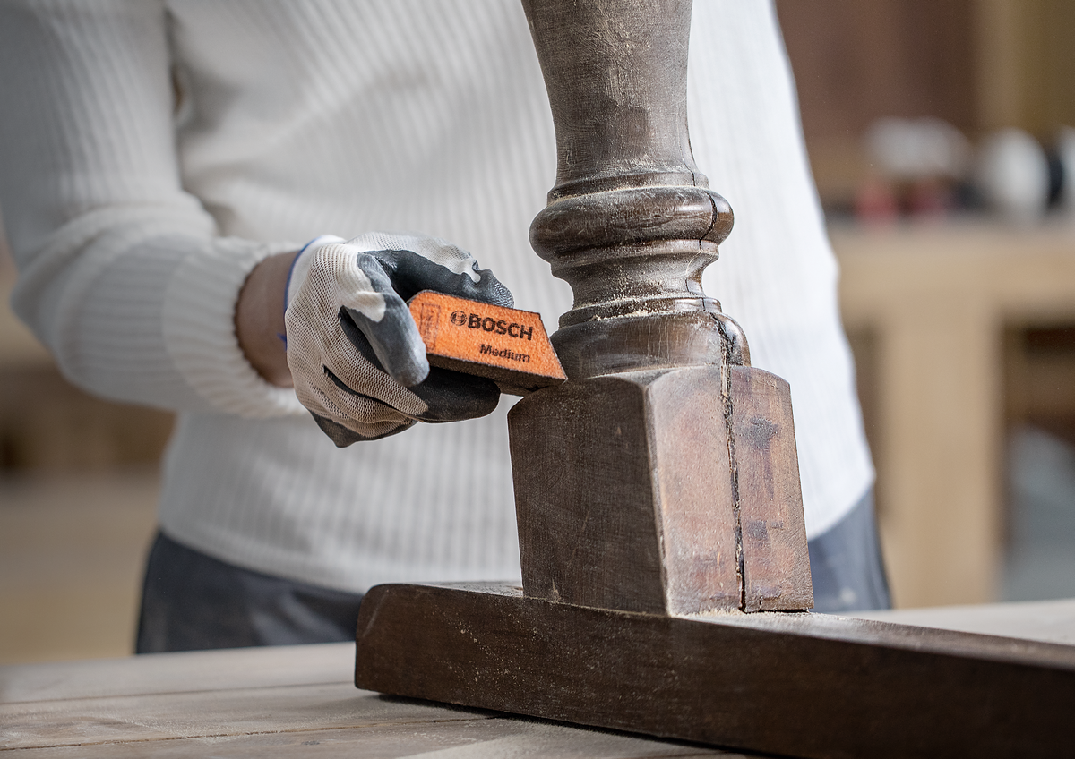 Mittlerer Schleifschwamm von Bosch für die Oberflächenbearbeitung von Holz.