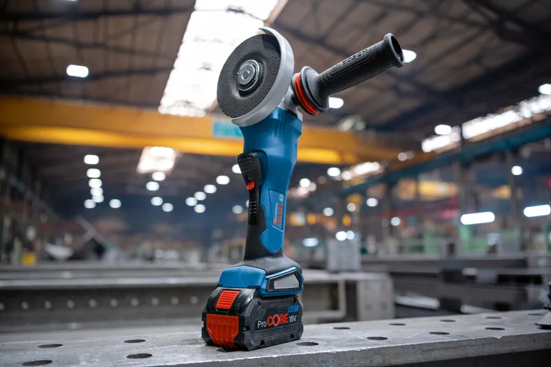 Bosch GWS 18V-15 P Akku-Winkelschleifer auf der Werkbank.