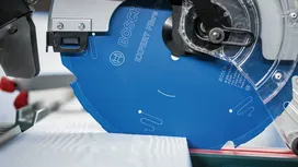 Kreissägeblatt schneidet durch ein Stück Holz.