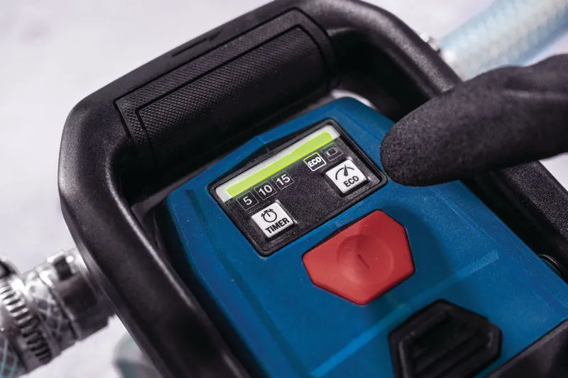 Eine Person, die Schutzausrüstung trägt, drückt einen Timerknopf an einem tragbaren Elektrowerkzeug.