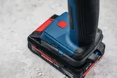 Akkubetriebene Rohrschere auf einer Betonfläche.