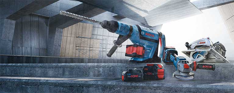 Drei Bosch Professional Werkzeuge auf einer Betonoberfläche im Bauumfeld.