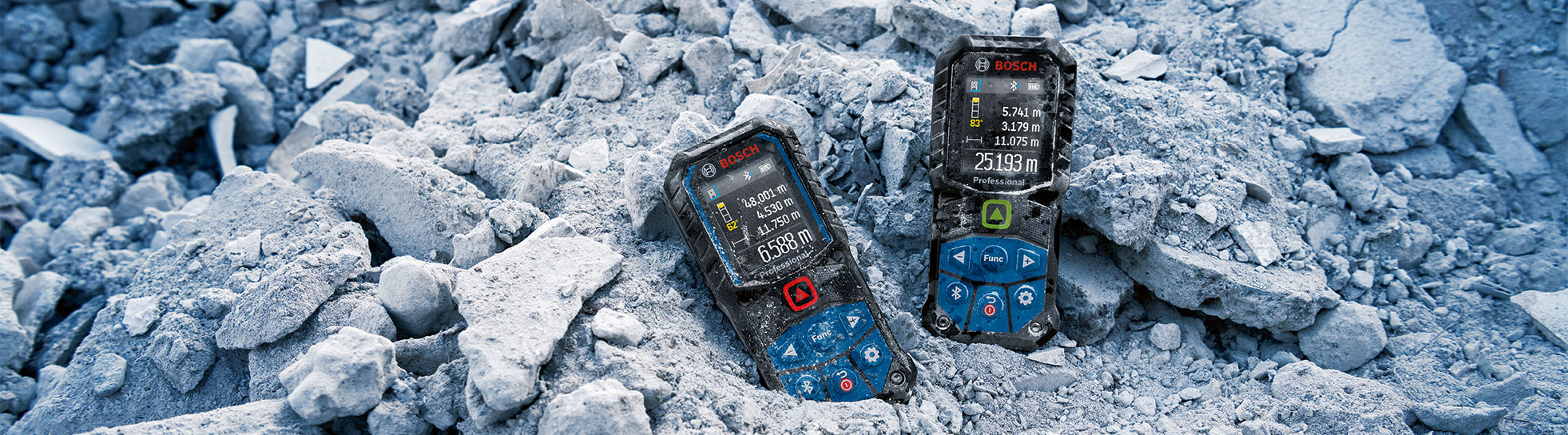 Zwei Bosch Professional Distanzmesser liegen auf grauem, zerbrochenem Beton.