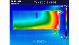 Thermografisches Bild eines Bosch Werkzeugs mit Temperaturgradienten in Farben.