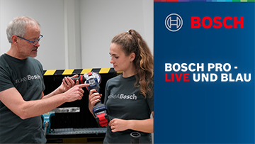 Zwei Personen in Bosch-T-Shirts zeigen ein Werkzeug in einem modernen, hellen Raum.