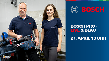 Zwei Personen in blauen Bosch-Shirts stehen mit Werkzeug in einer Werkstatt.