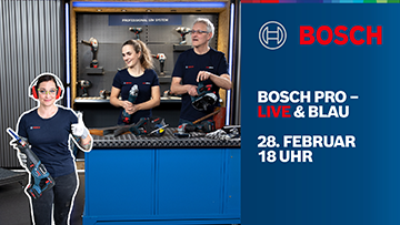 Drei Personen präsentieren Bosch Professional Werkzeuge an einem blauen Tisch in einem Studio.