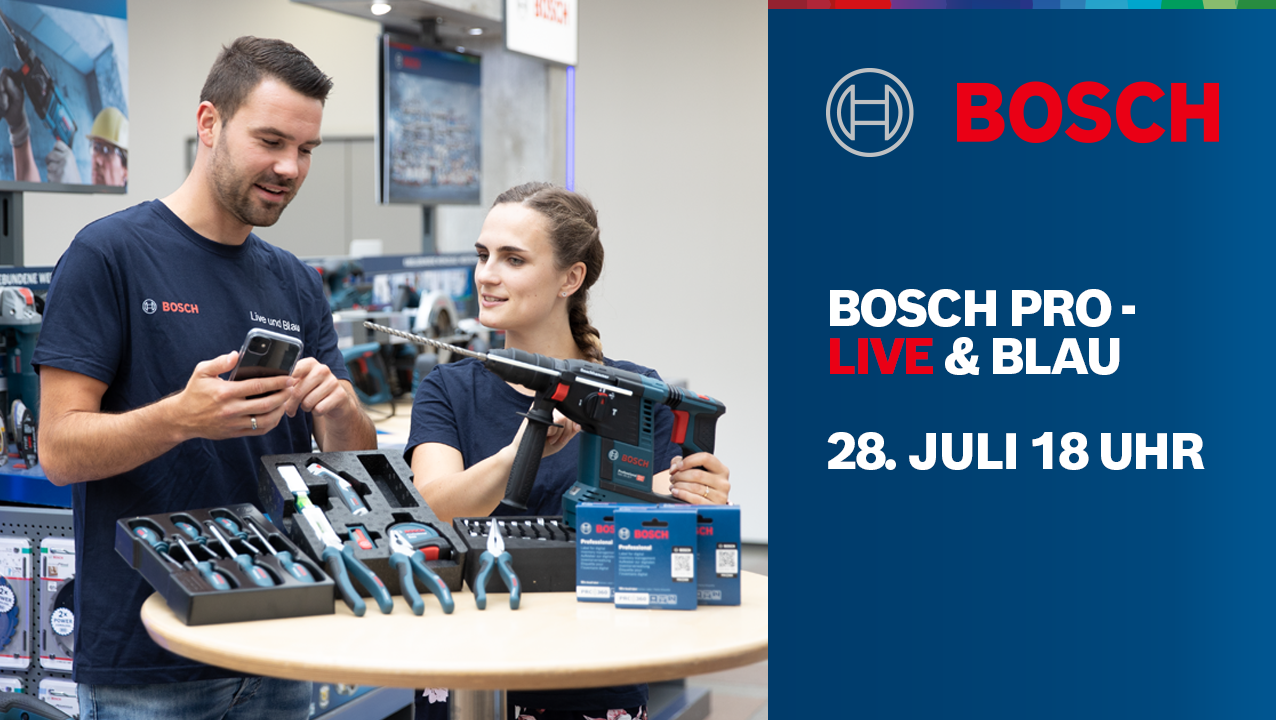 Zwei Personen präsentieren Bosch Professional Werkzeuge an einem Tisch in einem Ausstellungsraum.