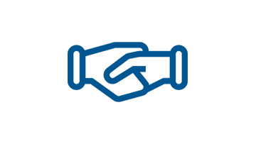 Ein blauer Bosch Professional Akku-Schrauber liegt auf einem Tisch mit Werkzeugen und Zubehör.