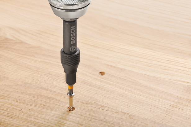 Boremaskine laver et hul i en træoverflade.