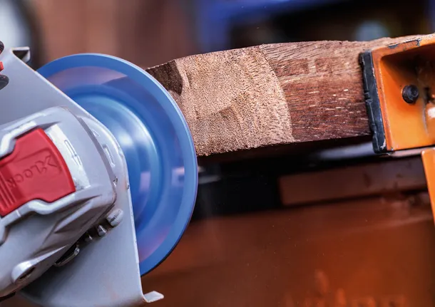 Bosch X-Lock slibeskive til slibning af ru træ.