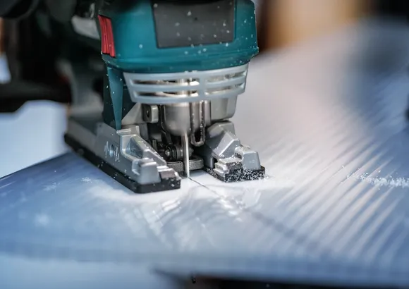 Bosch stiksavklinge til at skære i plastikplade.