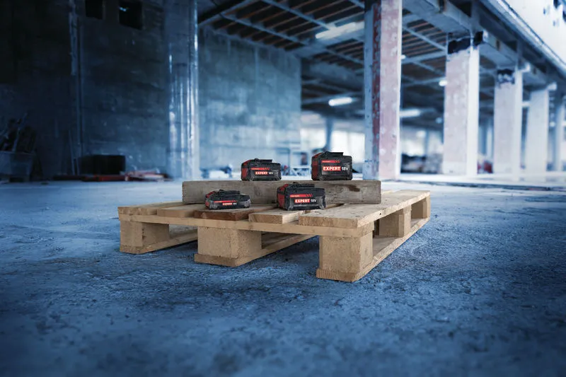 Bosch 18V Expert batteripakker på en træpalle.