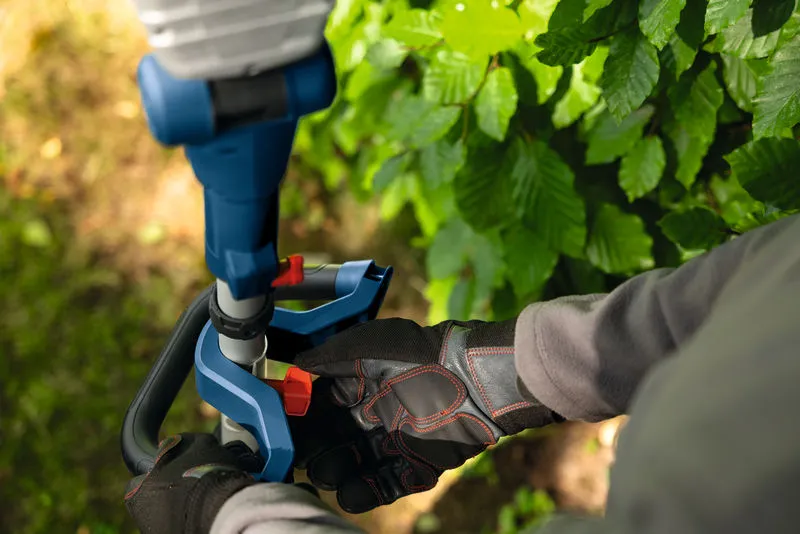 Bosch GHE18V-50FP batteridrevet hækkeklipper med teleskophåndtag.