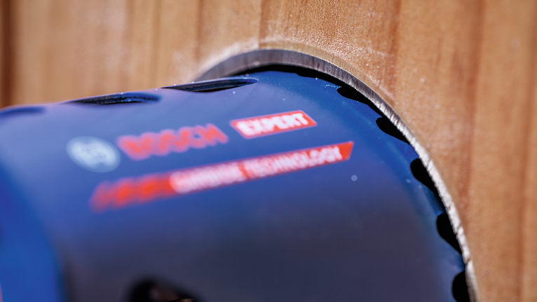 Hulsavklinge borer et cirkulært hul i en træplade.