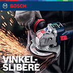 En Bosch Professional vinkelsliber i aktion med gnister, håndværker iført sort tøj.