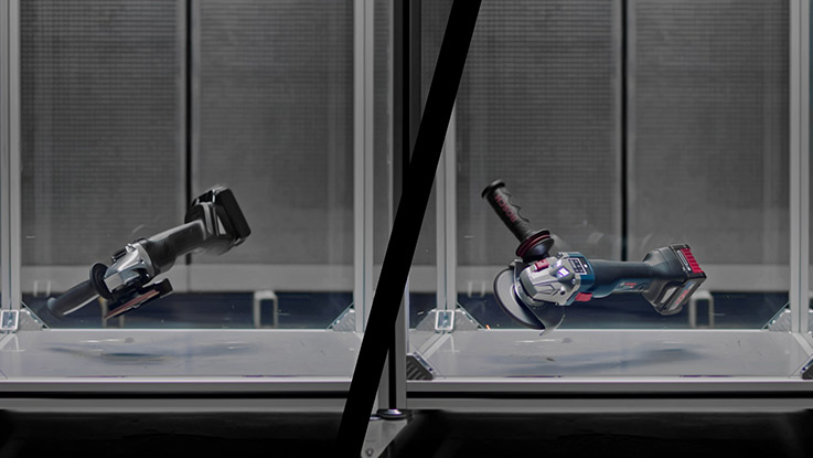 To Bosch Professional vinkelslibere i en glasvitrine, sort og blå farve.