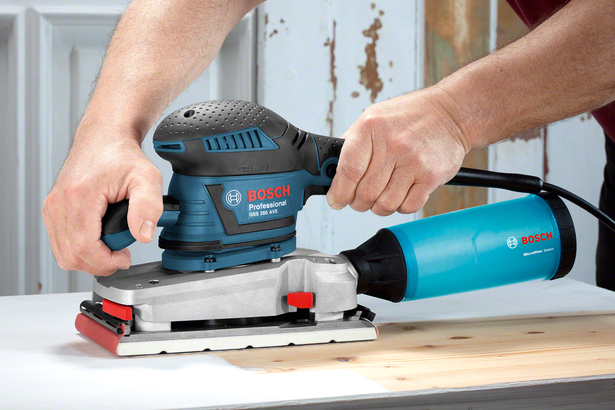 ماكينة الصنفرة Bosch GSS 280 AVE مع نظام الفلتر الدقيق قيد الاستخدام.