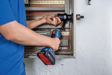 Accesorio cortador de agujeros Bosch utilizado para la instalación de gabinetes eléctricos.