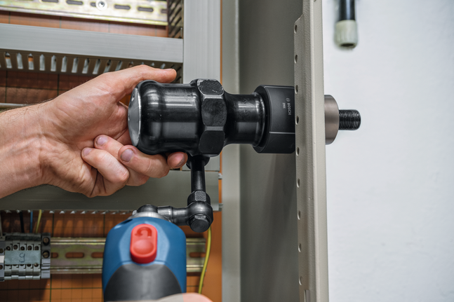 Cortador de agujeros para chapa Bosch utilizado con taladro eléctrico.