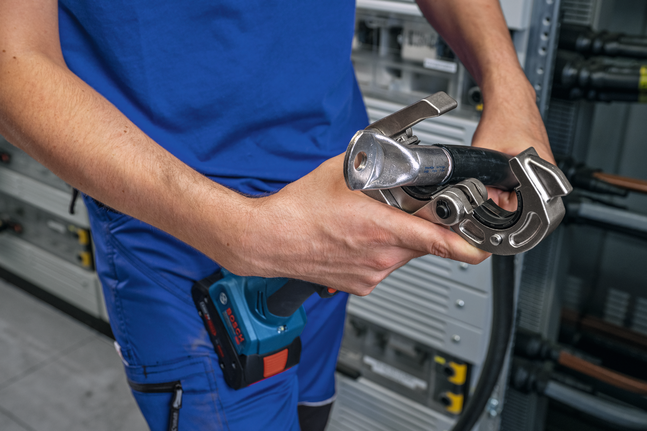 Herramienta de engarce de tuberías Bosch para conexiones eléctricas seguras.