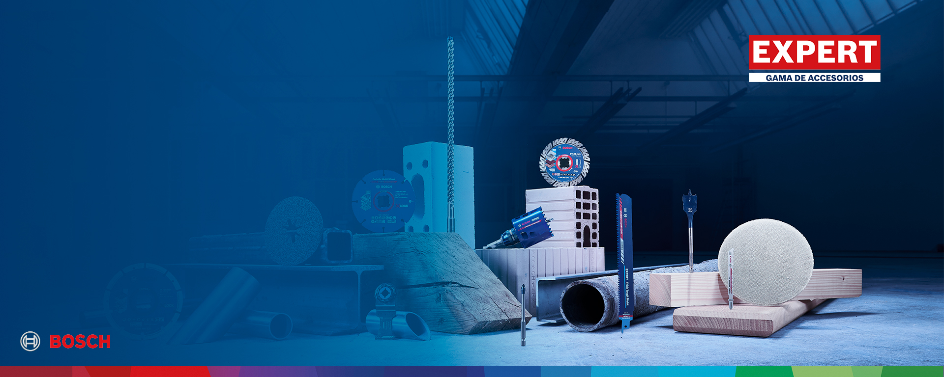 Herramientas Bosch Expert sobre una superficie de trabajo gris.