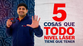 Hombre sonriente sostiene un láser, fondo con texto en rojo y azul sobre herramientas.