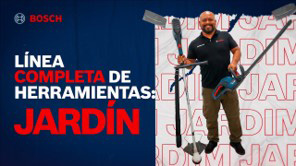 Hombre con herramientas de jardín Bosch en fondo rojo y azul.