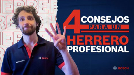 Hombre en camisa de Bosch muestra cuatro dedos, fondo oscuro con texto de consejos.