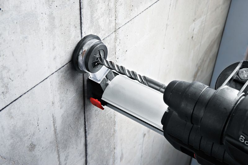 Bosch GBH 2-23 REA tolmuimejaga haamriga puurimine betoonis.