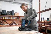 Turvavarustust kandev inimene kasutab polstril juhtmeta kitsa krooniga klammerdajat.
