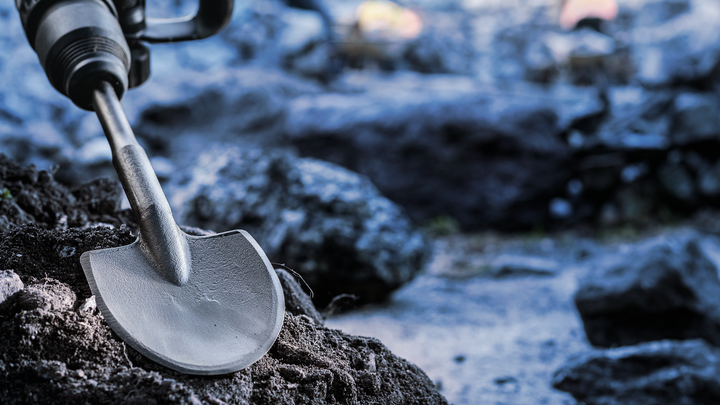 Labidaga peitliga pöördvasar murrab läbi kivise pinnase.