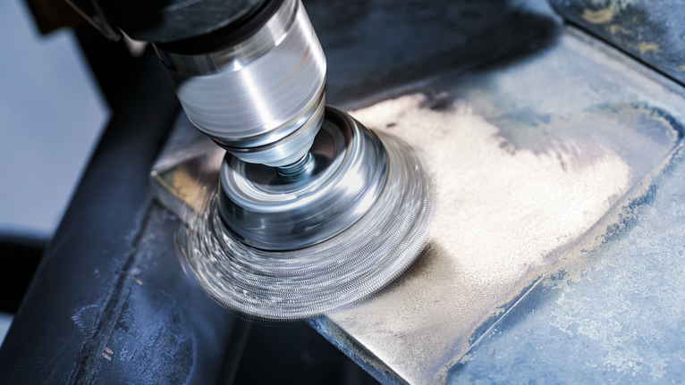 Pöördhari poleerib metallpleki pinda.