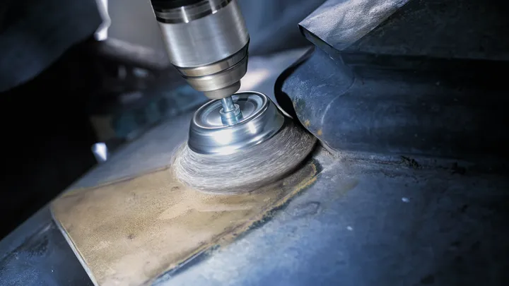 Traatharja otsik metallpinna poleerimiseks.