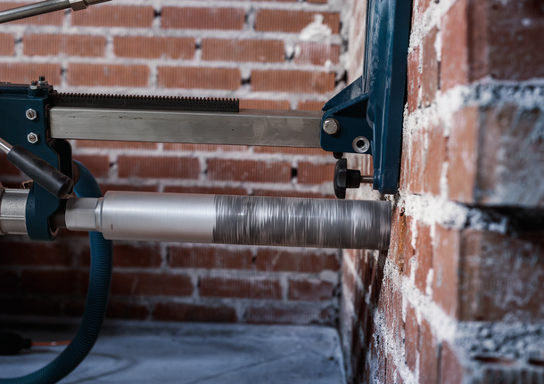 Südamikupuur täpse augu tegemiseks telliskiviseina.