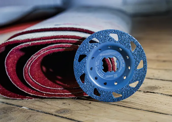 Bosch Expert Carbide lihvketas põrandate puhastamiseks.