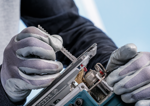 Bosch tikksae tera sisestamine täpsete lõigete tegemiseks.